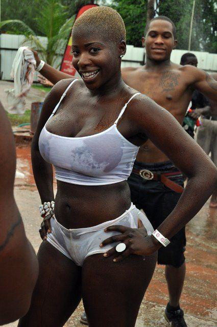 Curvy african women in wet